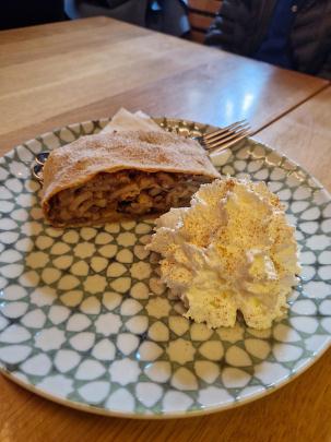 Strudel delicioso no Caf é Cukrkavalimonada